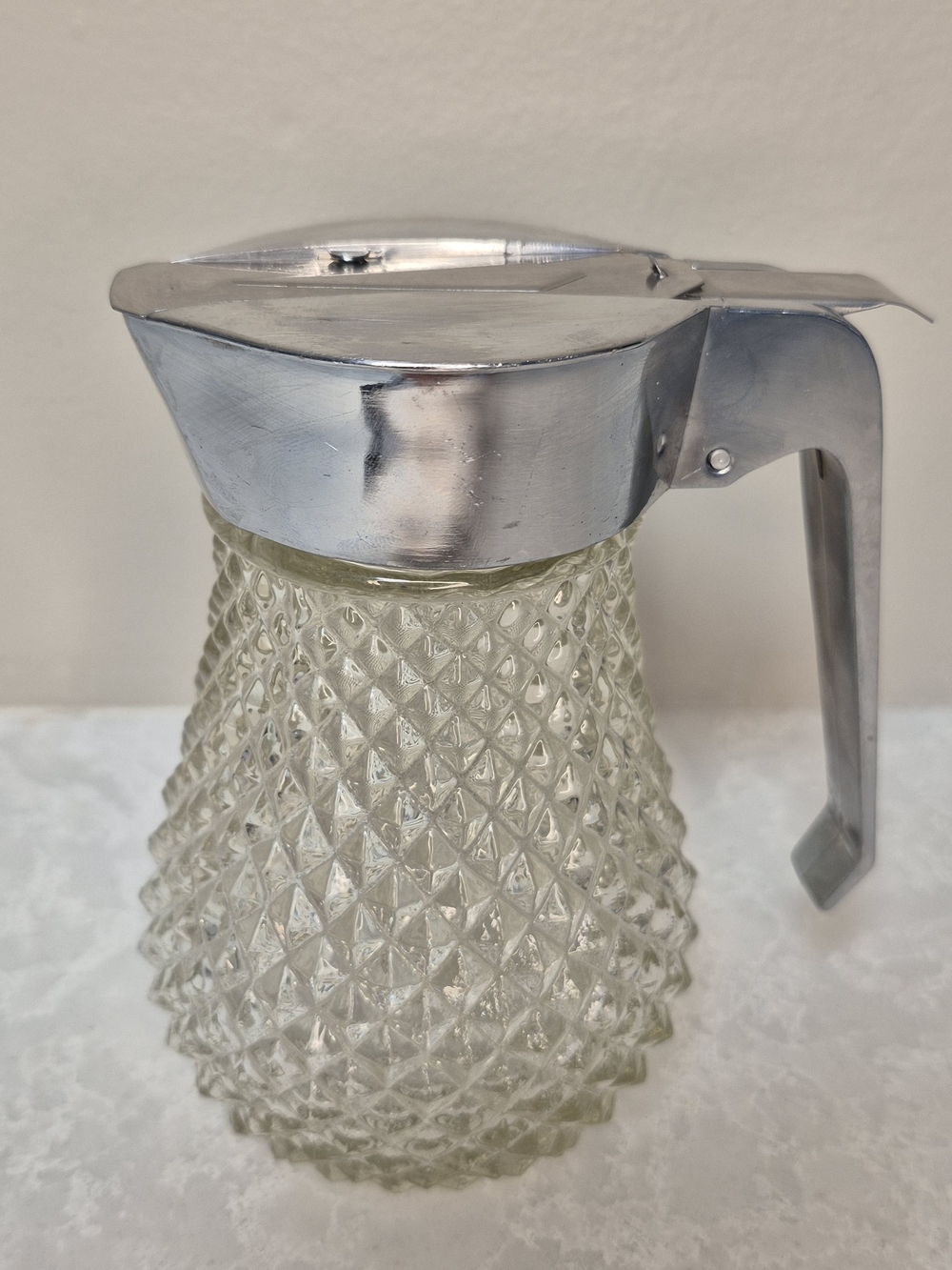 Vintage Glass Syrup Dispenser – Retro Metal Flip Lid Pitcher